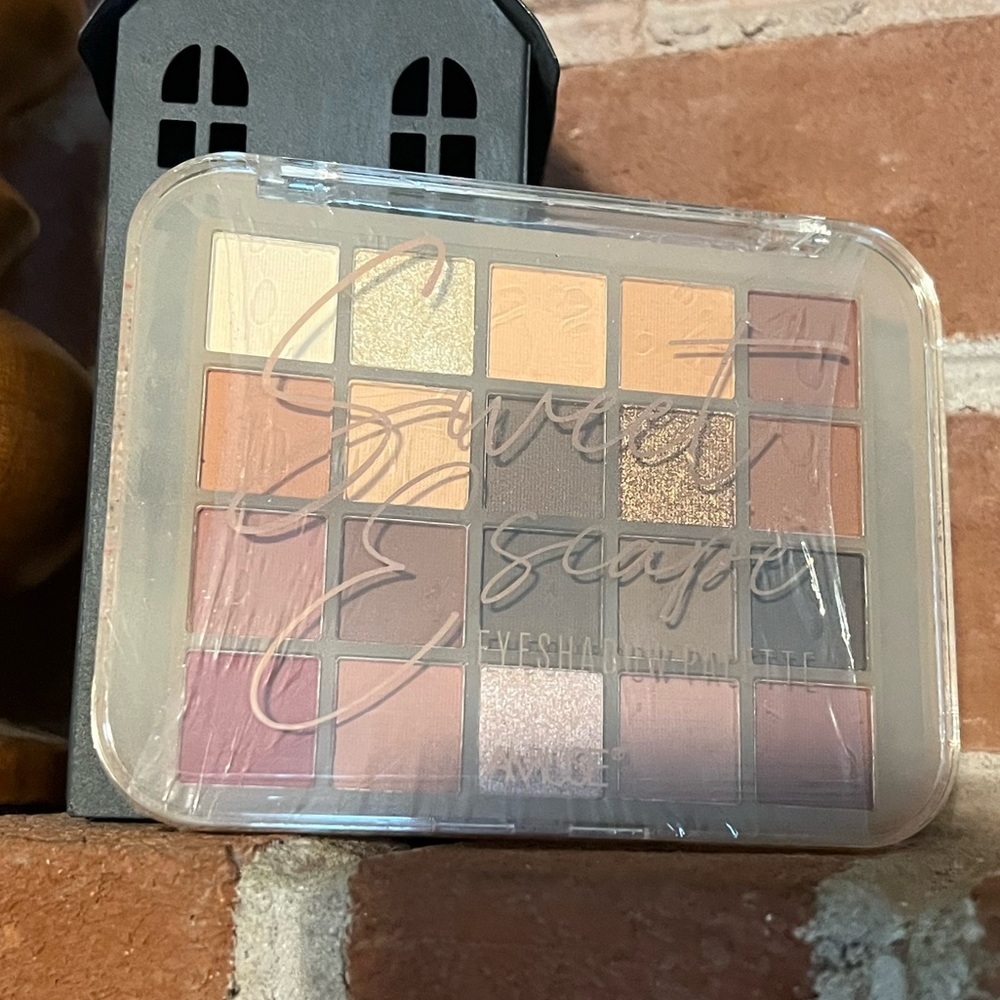 Amuse | Sweet Escape | 20 Pan Eyeshadow Palette